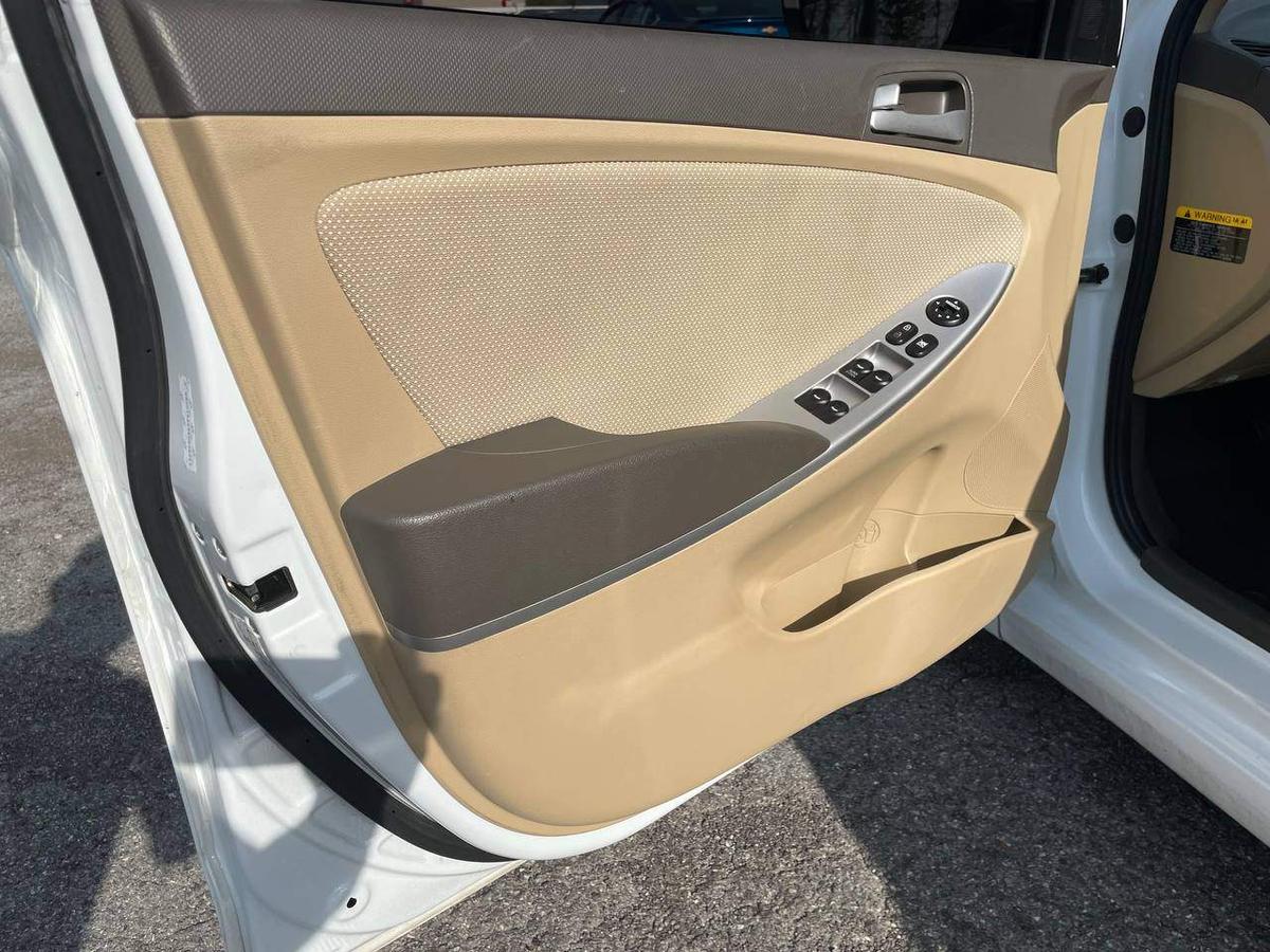 2014 Hyundai Accent 7